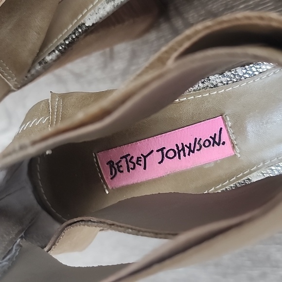 Betsey Johnson Bazar Open Toe Ankle Strap Stacked Heel Sandal Tan/Snake 6 - Picture 6 of 10